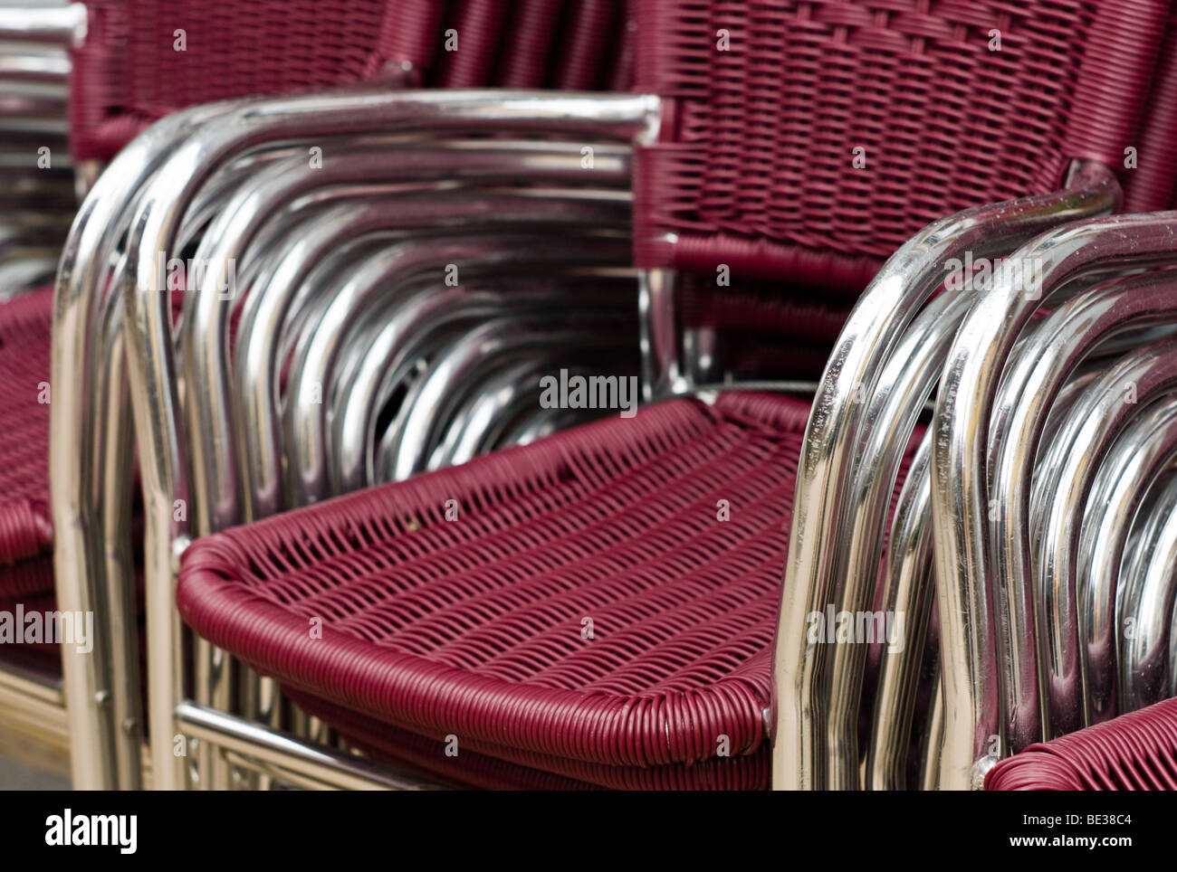 Chaises empilables chaises empilées à l'extérieur d'un café Banque D'Images