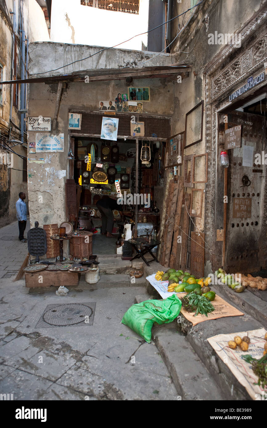 Petit magasin dans la rue Hurumzi, Stonetown, Stone Town, Zanzibar, Tanzania, Africa Banque D'Images