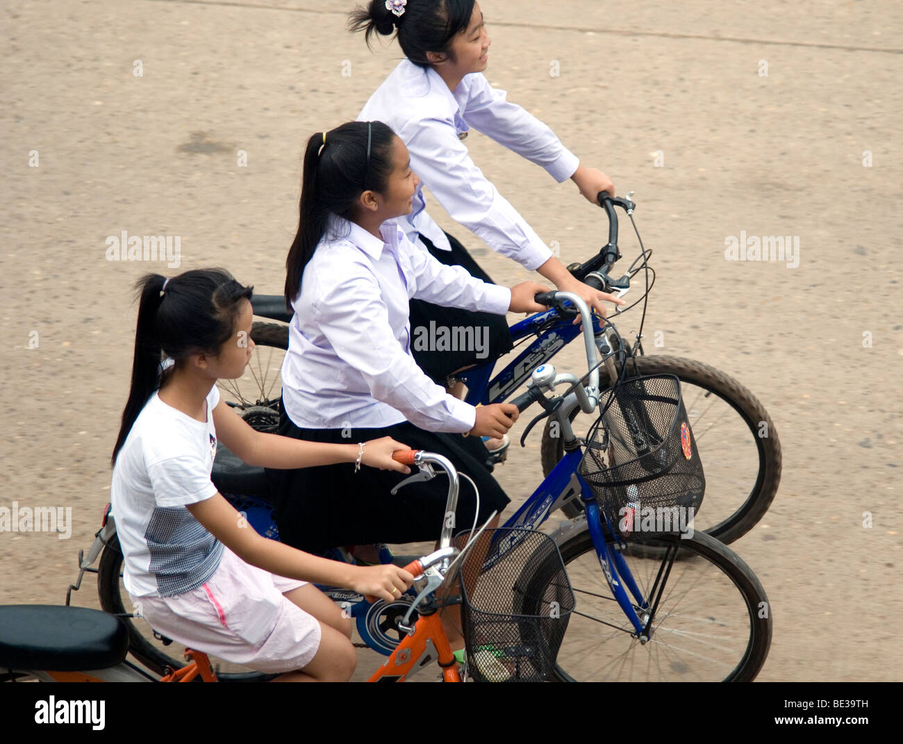 Les cyclistes d'écolière, Savannakhet, Laos Banque D'Images