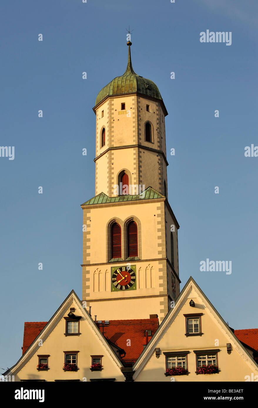 Plus tard, gothique remaniée dans le style baroque, l'église paroissiale de la ville, Simultaneum, Saint Martin, nouvel hôtel de ville, à Biberach an der Ri Banque D'Images