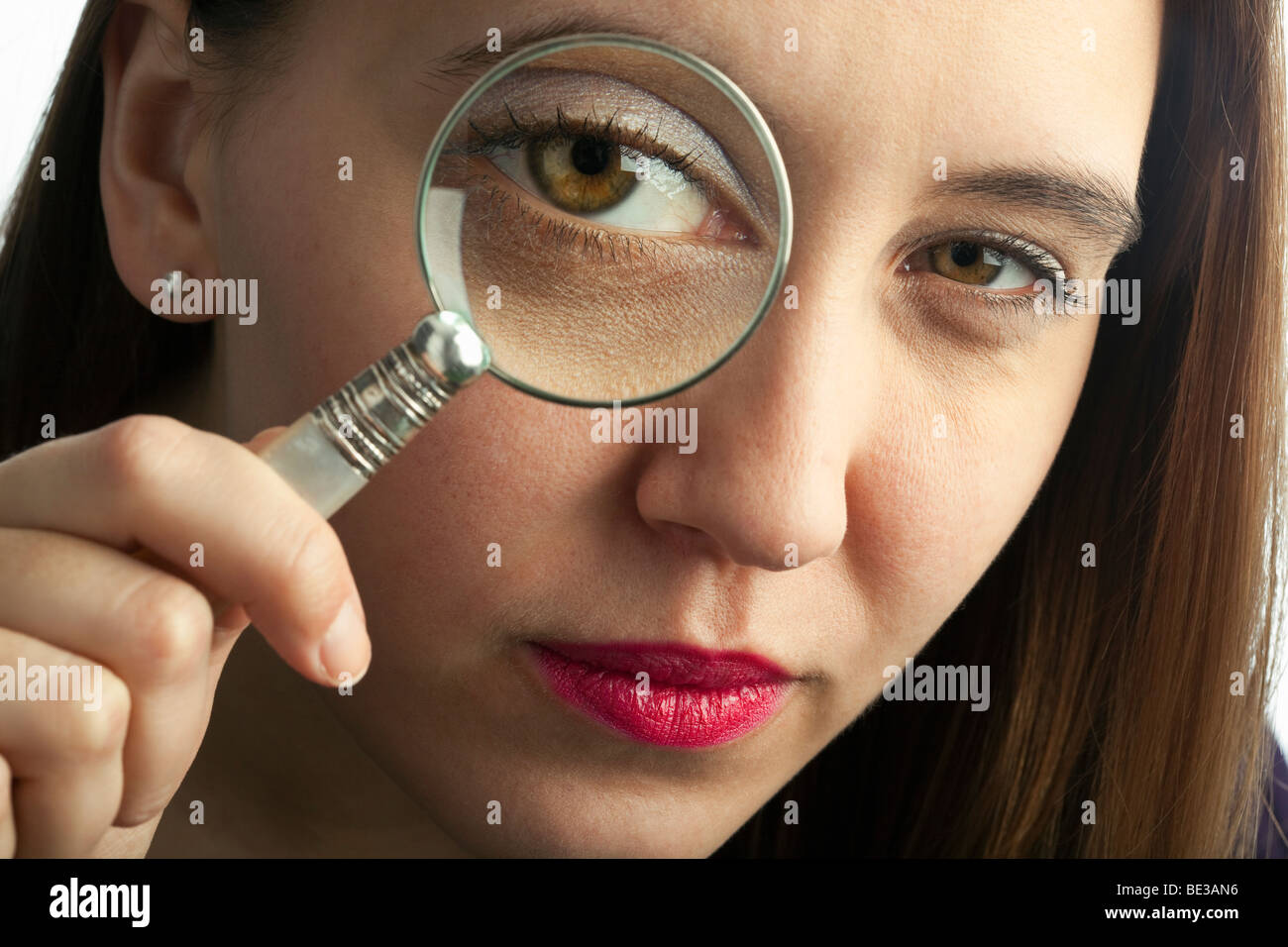 Femme avec une loupe Banque D'Images