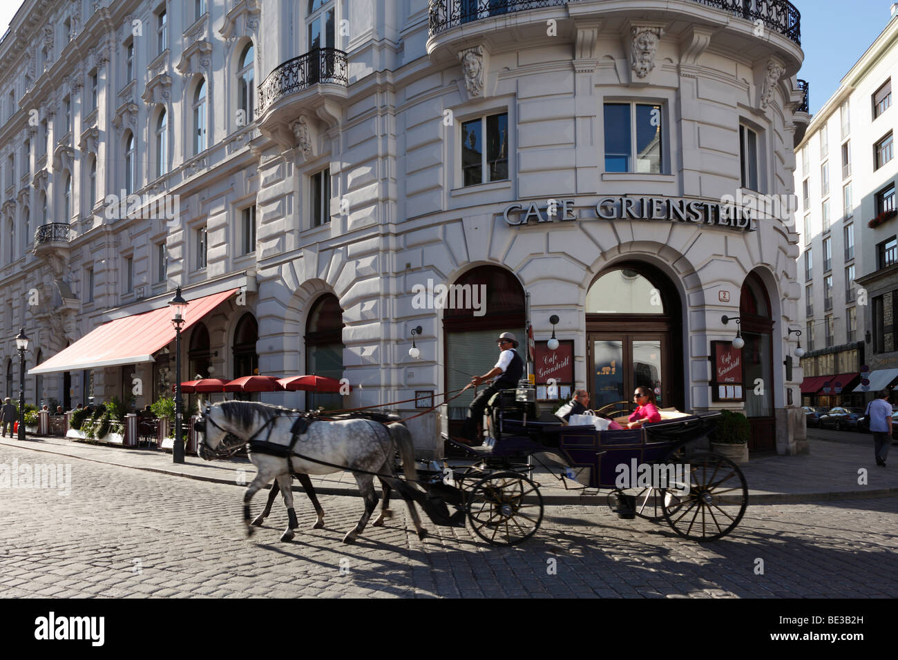 Fiaker transport en face de la Café Griensteidl, Michaelerplatz square, Vienne, Autriche, Europe Banque D'Images