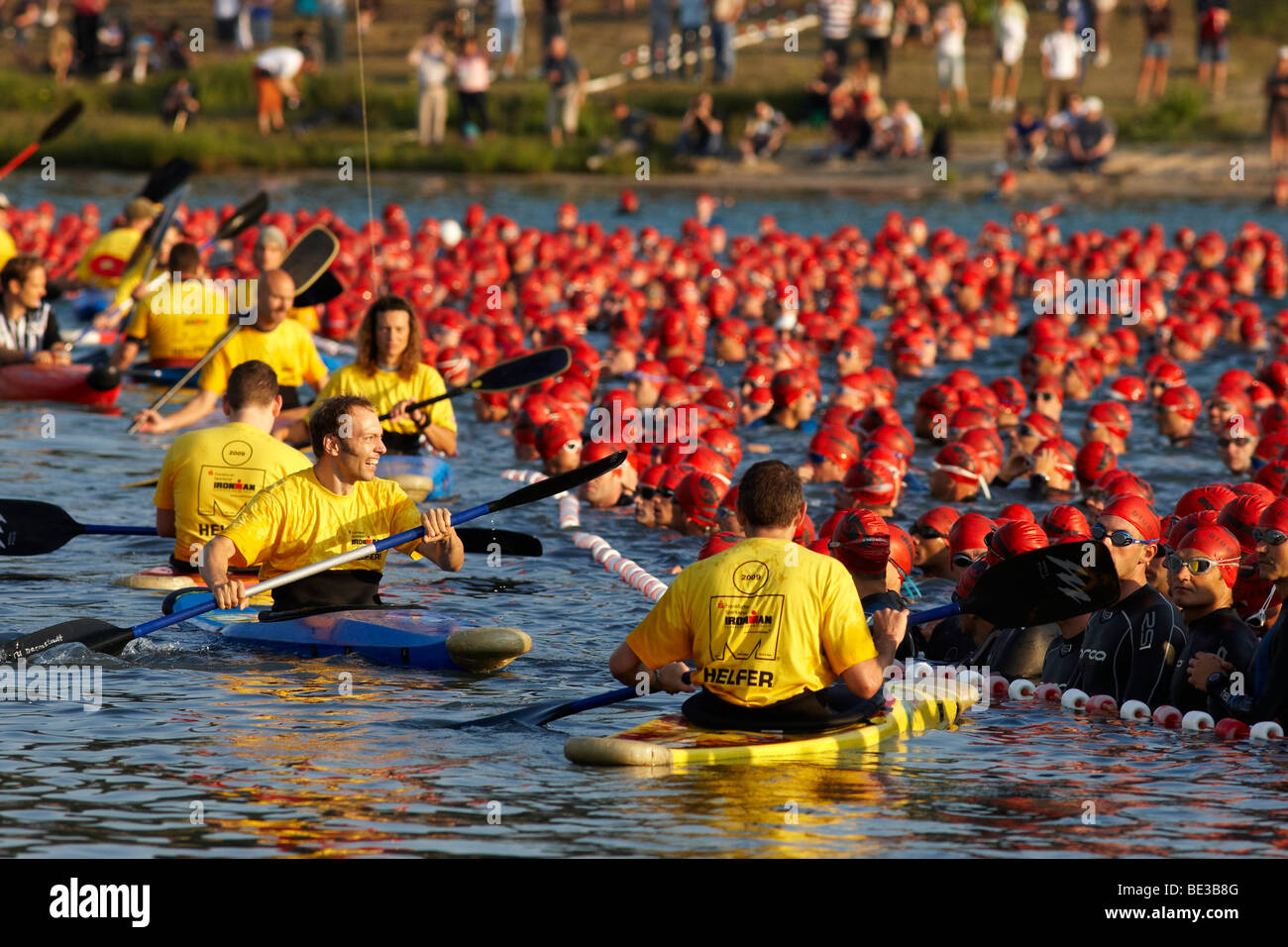 Le Triathlon, ligne de départ de la compétition de natation, Ironman Allemagne, Francfort, Hesse, Germany, Europe Banque D'Images