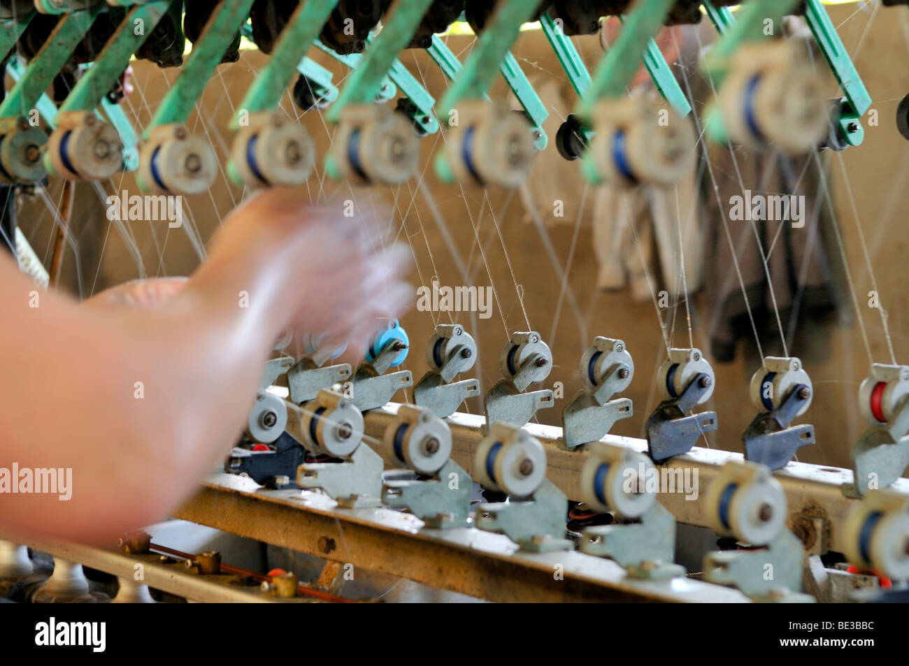 Femme travaillant dans une usine de soie, la soie est enroulé sur des fusées, Dalat, hauts plateaux du centre, Vietnam, Asie Banque D'Images