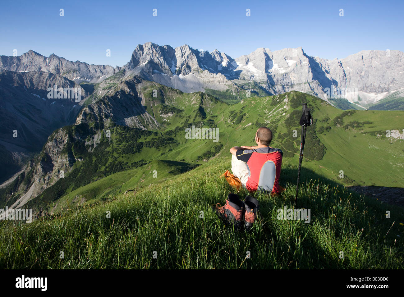 Mountaineer en face des montagnes du Karwendel, Tyrol du Nord, l'Autriche, Europe Banque D'Images
