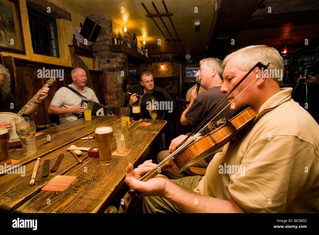 Musiciens dans un pub session dans la Moy, comté de Tyrone, Ulster (Irlande du Nord, Royaume-Uni, Europe Banque D'Images