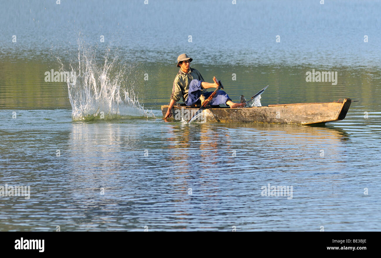 Les pêcheurs dans un bateau de pêche en bois à l'aide de la méthode traditionnelle stick coup dur, du lac Tuyen Lam, Dalat, hauts plateaux du centre, Vietnam, Banque D'Images