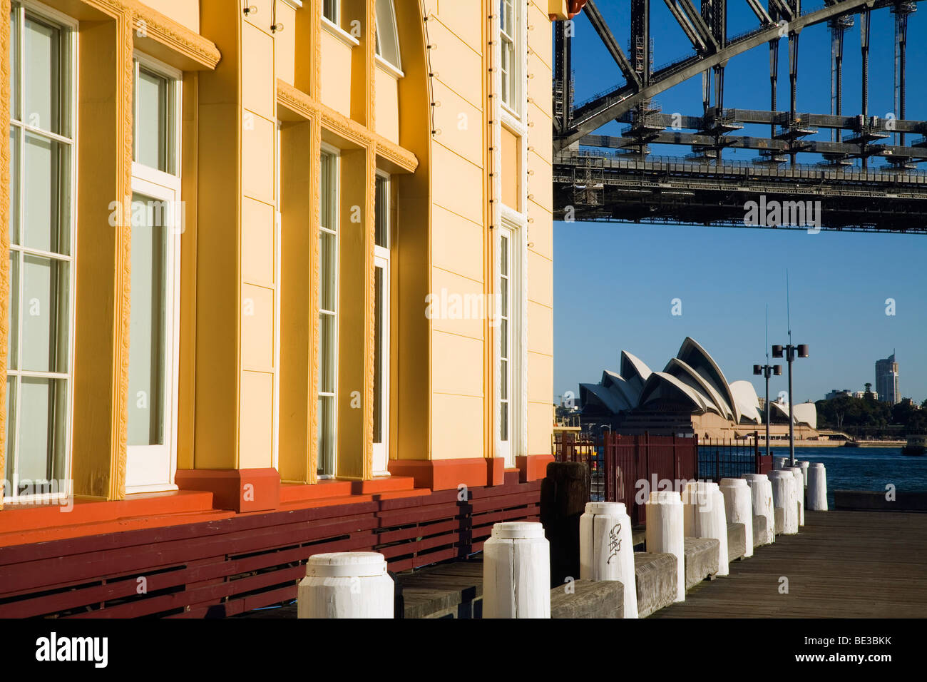 Afficher le long de la promenade de la baie de lavande à l'Opéra et le Harbour Bridge. Sydney, New South Wales, Australia Banque D'Images