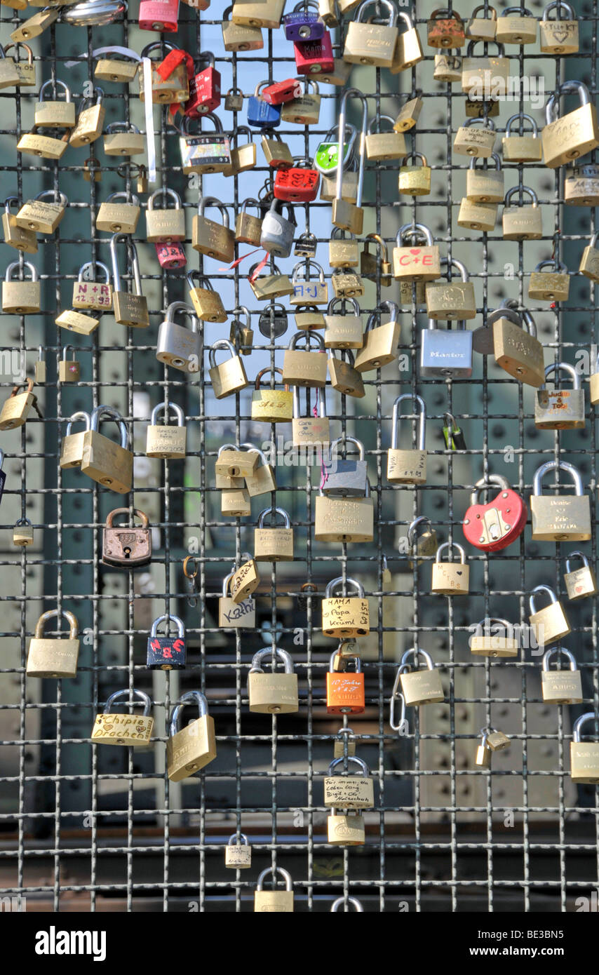 Cadenas en signe d'amitié et l'amour à la clôture métallique d'Hohenzollernbruecke le pont Hohenzollern à Cologne, North R Banque D'Images