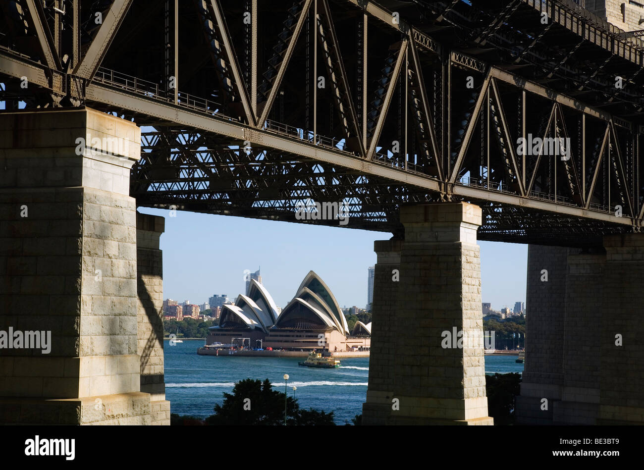 L'Opéra est encadré par les pylônes du Harbour Bridge. Sydney, New South Wales, Australia Banque D'Images