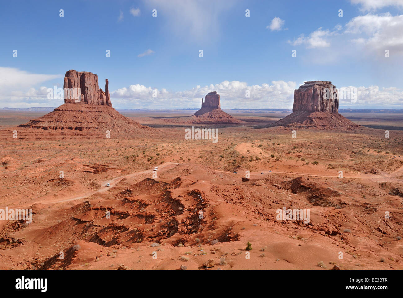 West Mitten Butte, l'Est de Mitten Butte und Merrick Butte, de gauche à droite, Monument Valley Navajo Nation Park, Arizona, USA Banque D'Images