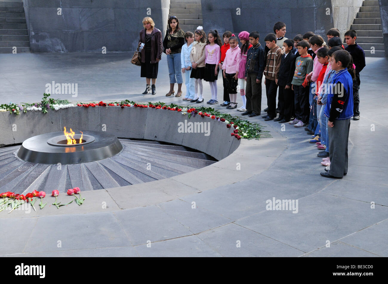 Les enfants de l'école dans le mémorial au génocide arménien Tzitzernakaberd avec flamme éternelle, Erevan, Arménie, Asie Banque D'Images