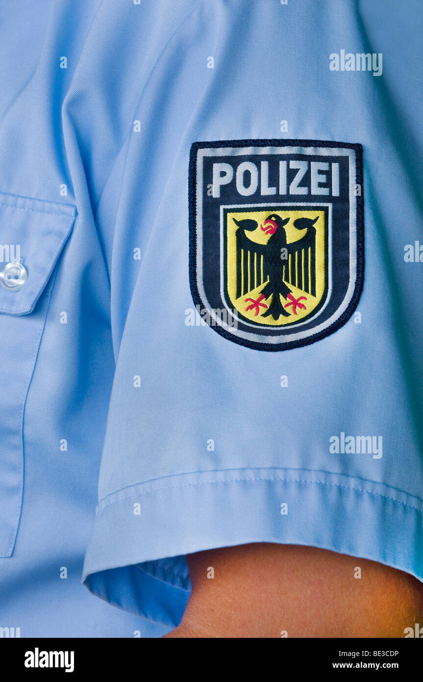 Shortsleeve shirt bleu, d'un insigne, police fédérale, emblème de l'aigle fédéral, la police Banque D'Images