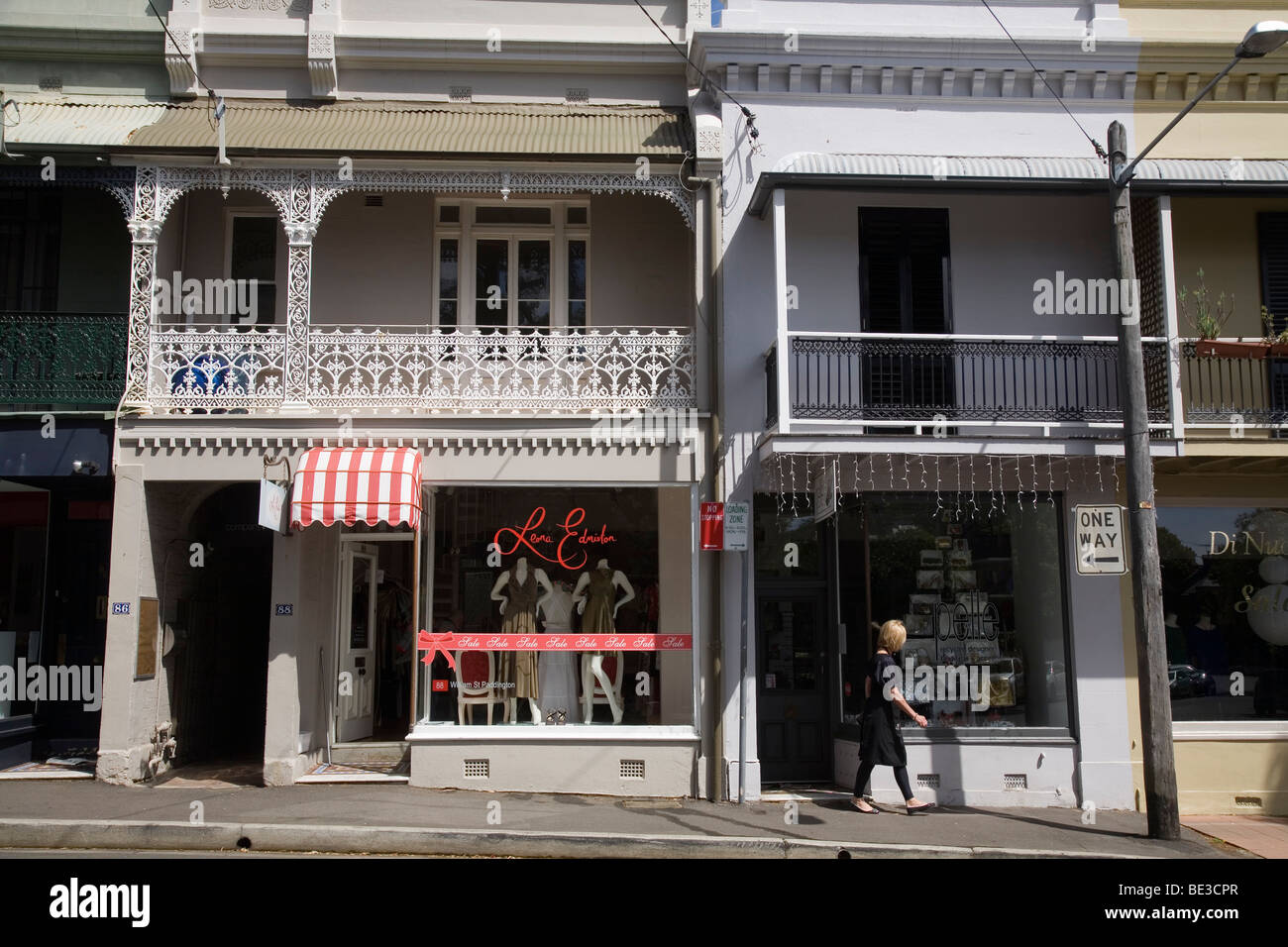Boutiques de mode dans des maisons mitoyennes sur William Street à Paddington. Sydney, New South Wales, Australia Banque D'Images