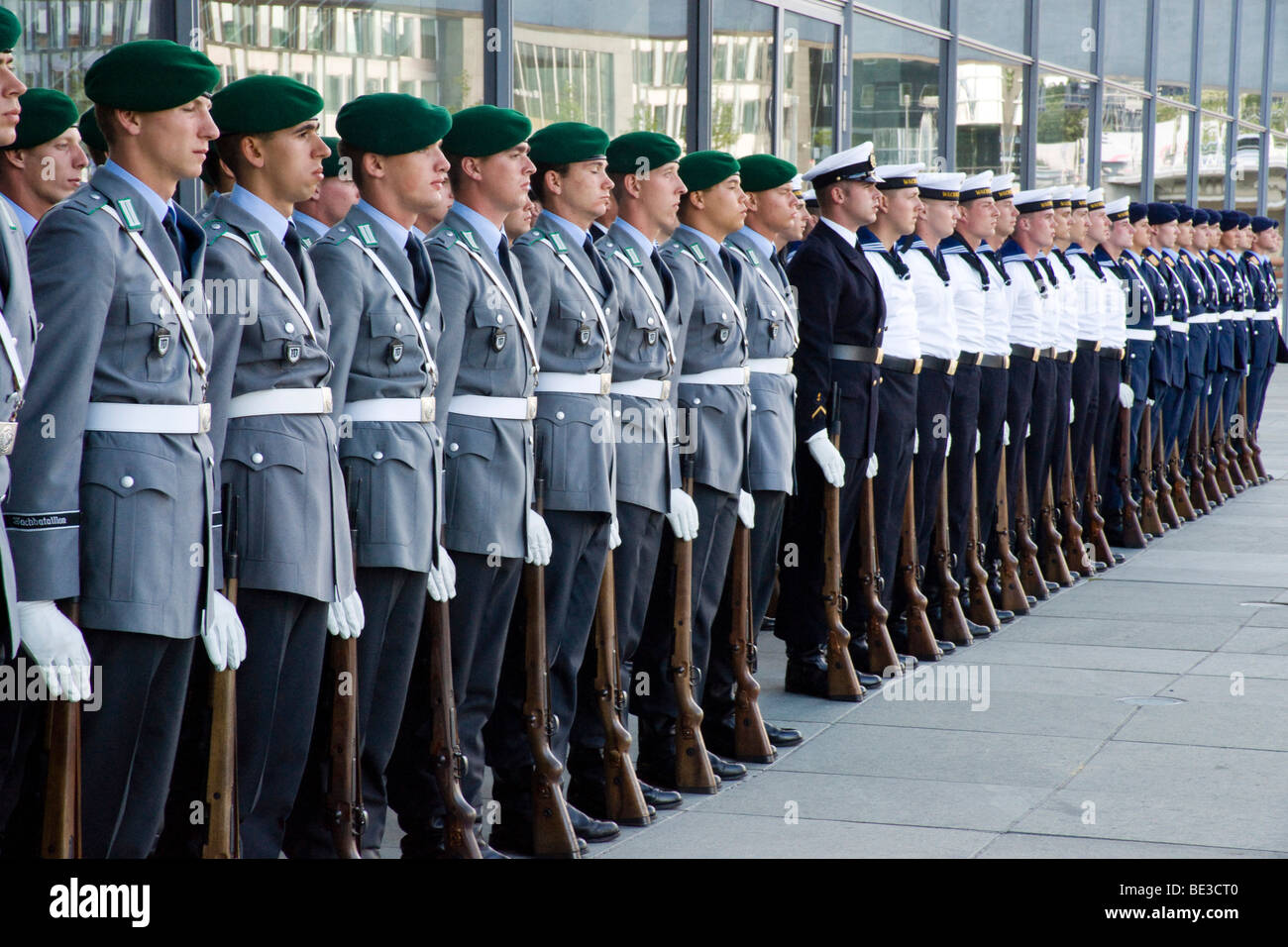 Garde de la Bundeswehr à l'armée allemande exerce à la cérémonie de serment de la Bundeswehr à l'armée allemande en face du Paul Loebe H Banque D'Images