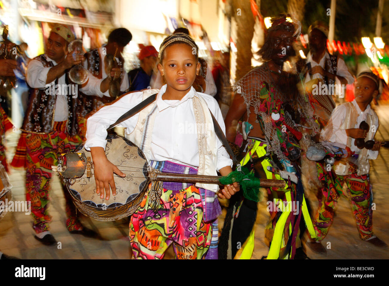 Garçon avec Gimbri, instrument à percussion, à cordes, confrérie Soufie cérémonie religieuse, Hammamet, Tunisie, Afrique du Nord Banque D'Images