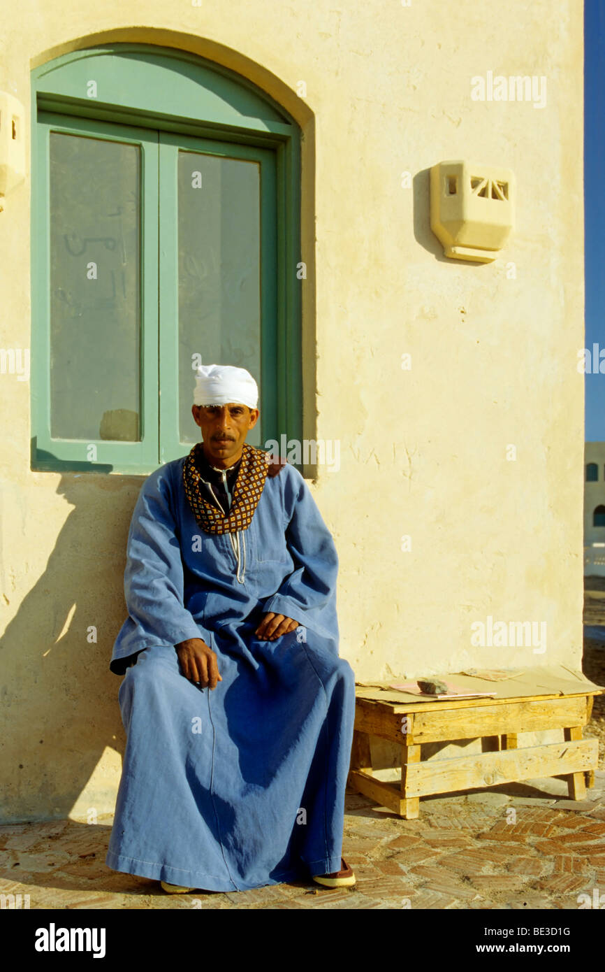 L'Égyptien, l'homme, vêtements traditionnels, Dschjellahba, maison, El Gouna, Egypte, Afrique du Sud Banque D'Images