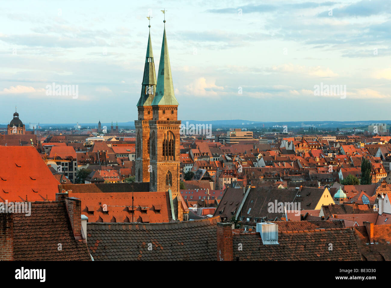 Tours d'église de l'église, Saint Sebald Sebalduskirche, toits, vieille ville, Nuremberg, Middle Franconia, Franconia, Bavaria, Germa Banque D'Images
