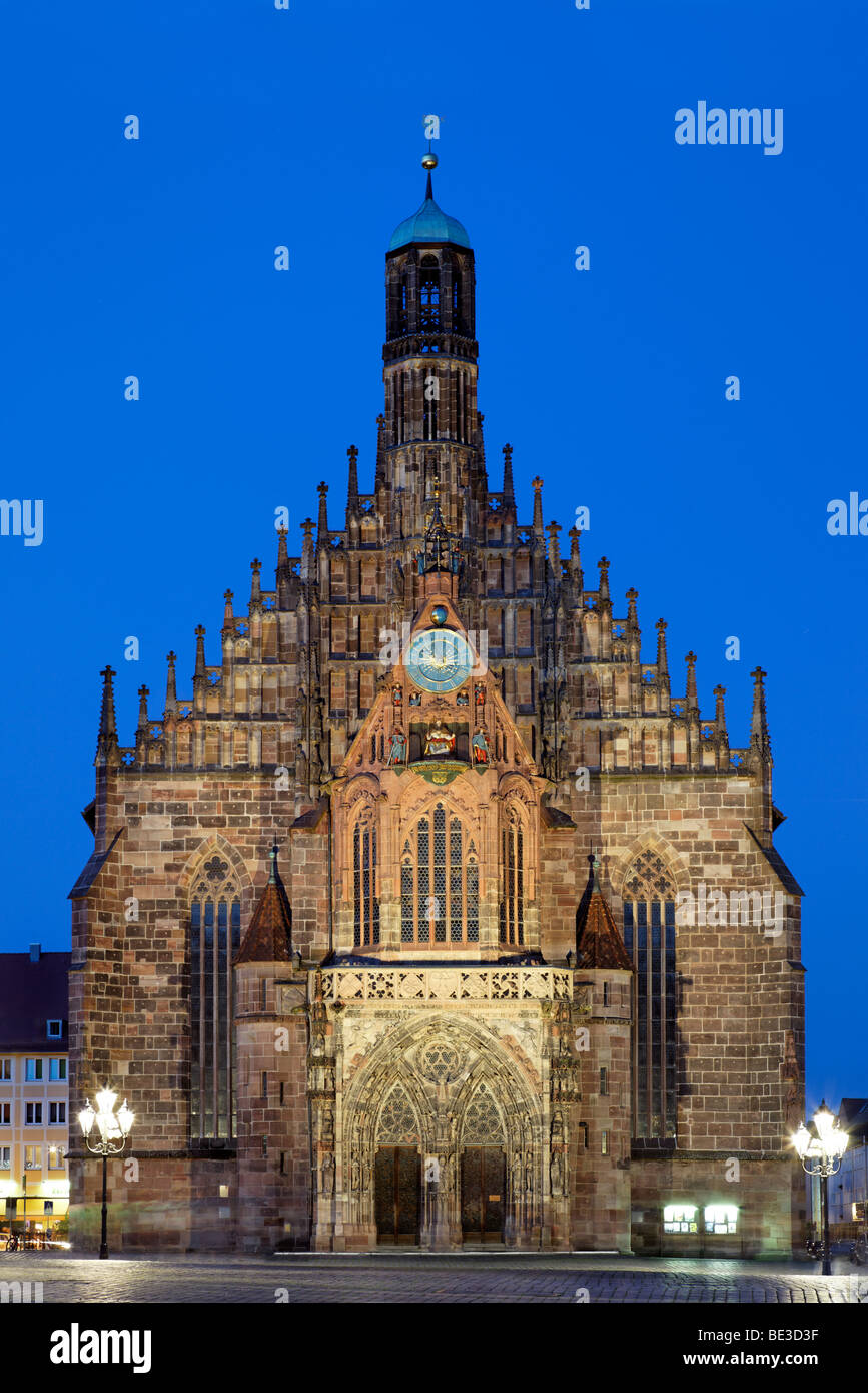 La Frauenkirche, église Notre Dame, portal, gothique, catholique, Eglise, soir, nuit, illuminé, vieille ville, Nuremberg, milieu Fra Banque D'Images