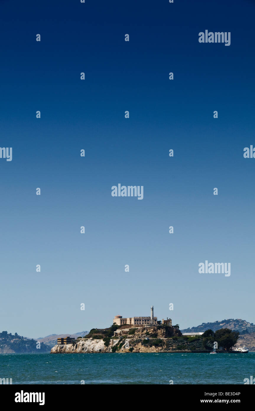 Phare de la prison fédérale de l'île d'Alcatraz San Francisco Californie // SAN FRANCISCO, Californie — L'île d'Alcatraz, ancienne prison fédérale historique, est située dans la baie de San Francisco. L'île emblématique comprend ses bâtiments principaux, dont le cellhouse, et un phare. Alcatraz a été un pénitencier fédéral à sécurité maximale de 1934 à 1963, abritant des criminels notoires. Aujourd'hui, c'est une destination touristique populaire et une unité de la Golden Gate National Recreation Area. Le site est géré par le National Park Service en tant que site historique important en Californie. Banque D'Images
