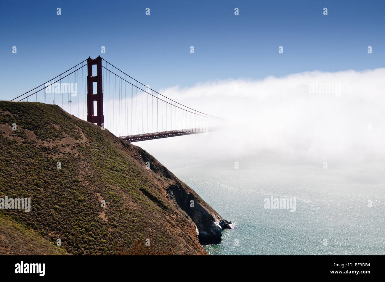 Golden Gate Bridge partiellement obscurci par le brouillard depuis Marin Headlands San Francisco Californie // SAN FRANCISCO, Californie — le Golden Gate Bridge, partiellement obscurci par le brouillard, s'étend à travers la baie de San Francisco depuis Marin Headlands. Achevé en 1937, ce pont suspendu emblématique relie San Francisco au comté de Marin. Il est réputé pour sa couleur Orange internationale distinctive et son design Art déco. S'étendant sur environ 2,7 kilomètres (1,7 miles), le pont est considéré comme une merveille de l'ingénierie du XXe siècle. C'est un point de repère important de la Californie et des États-Unis. Banque D'Images