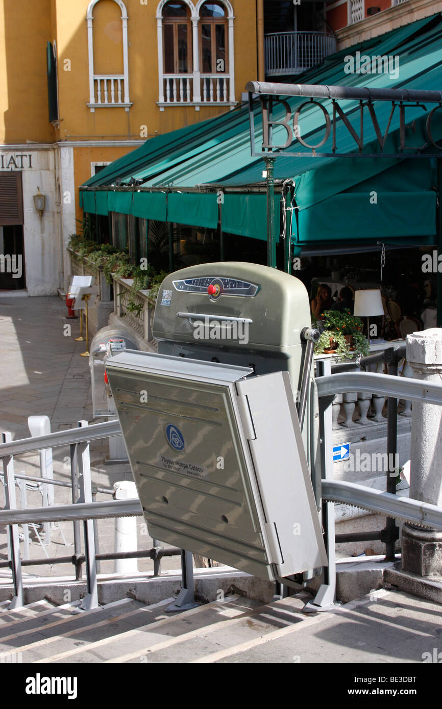 Mobilité fauteuils roulants disponibles sur un pont de Venise pour aider les touristes et visiteurs immobiles de traverser les ponts de Venise .,J Banque D'Images