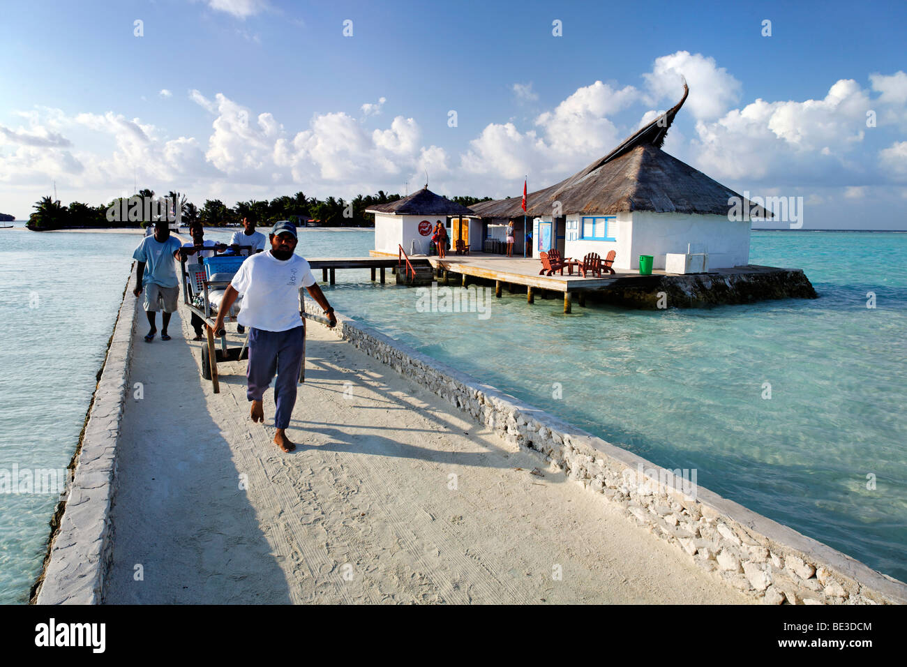 Les maldiviens à une jetée transporter les réservoirs de plongée en aluminium, les Maldives island, South Male Atoll, Maldives, Achipelago, Asie, Océan Indien Banque D'Images