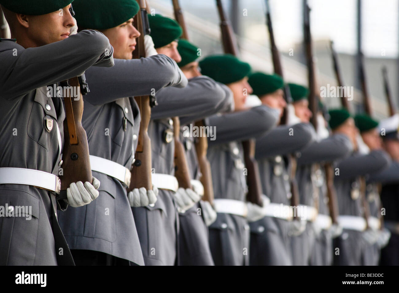 Garde de la Bundeswehr à l'armée allemande exerce à la cérémonie de serment de la Bundeswehr à l'armée allemande en face du Paul Loebe H Banque D'Images