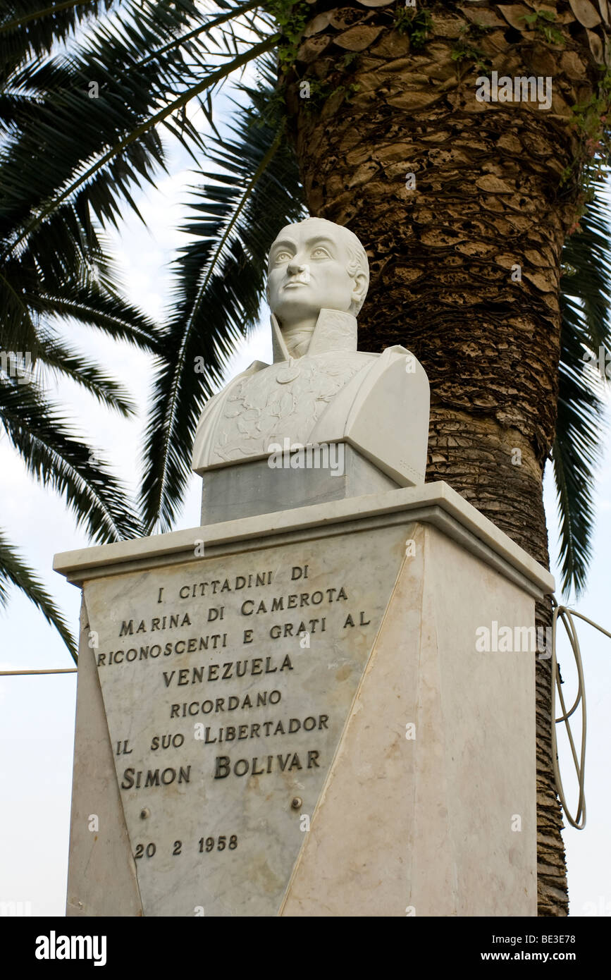 Demande longueur de la statue de Simon Bolivar à Marina di Camerota, Parc National du Cilento et Vallo di Diano, Salerne, Campanie, Italie Banque D'Images