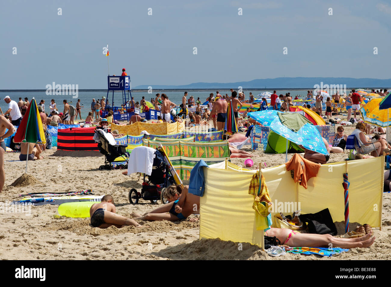 Les gens sur la plage de l'île de Usedom, Swinoujscie, Pologne, Europe Banque D'Images
