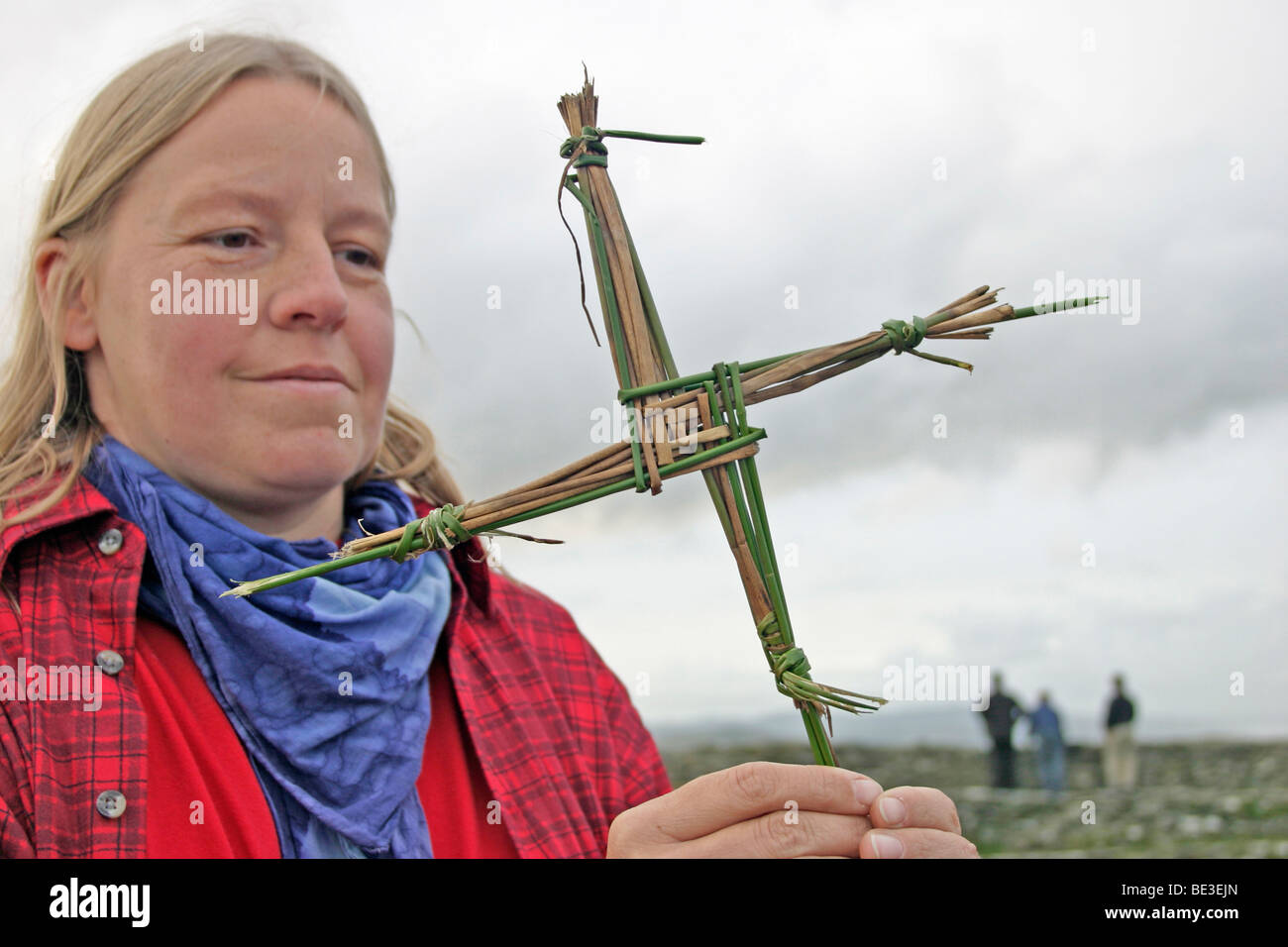 Une jeune femme a fait une croix de Brigit, Rue de Grianan Aileach, comté de Donegal, en République d'Irlande Banque D'Images