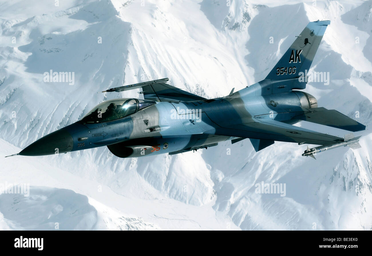 Un F-16 Aggressor disconnectsfrom un KC-10 Extender après avoir été ravitaillé. Banque D'Images