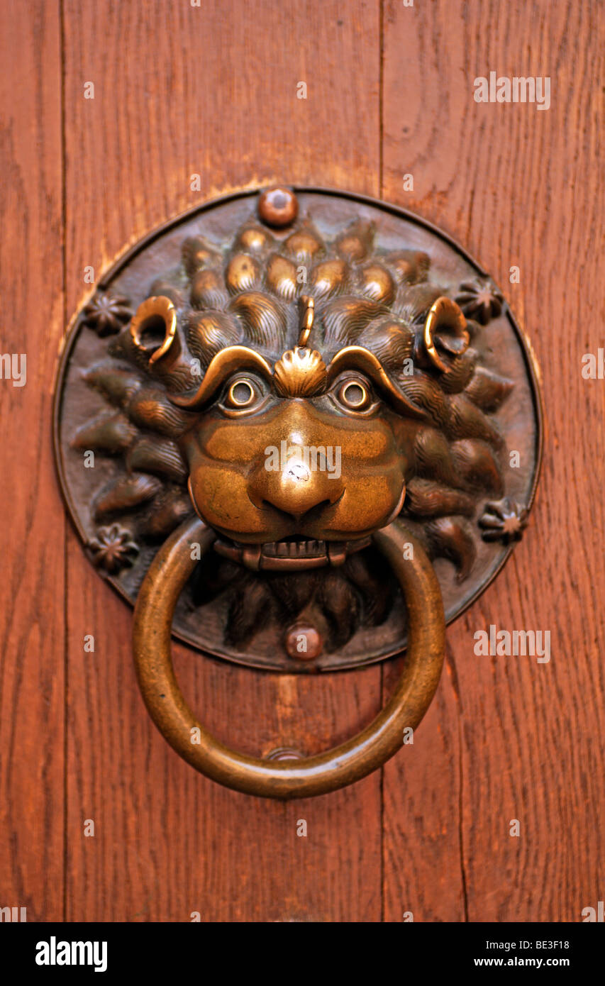 Tête de lion comme une porte-marteau sur l'Église Sebaldus, Nuremberg, Middle Franconia, Bavaria, Germany, Europe Banque D'Images