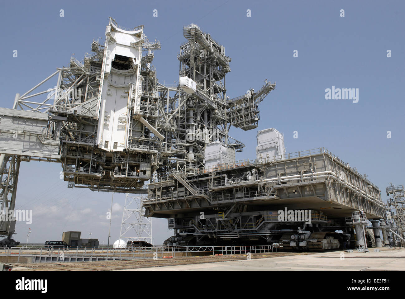 La plate-forme de lancement mobile est déplacé avec le crawler-transporter en dessous. Banque D'Images