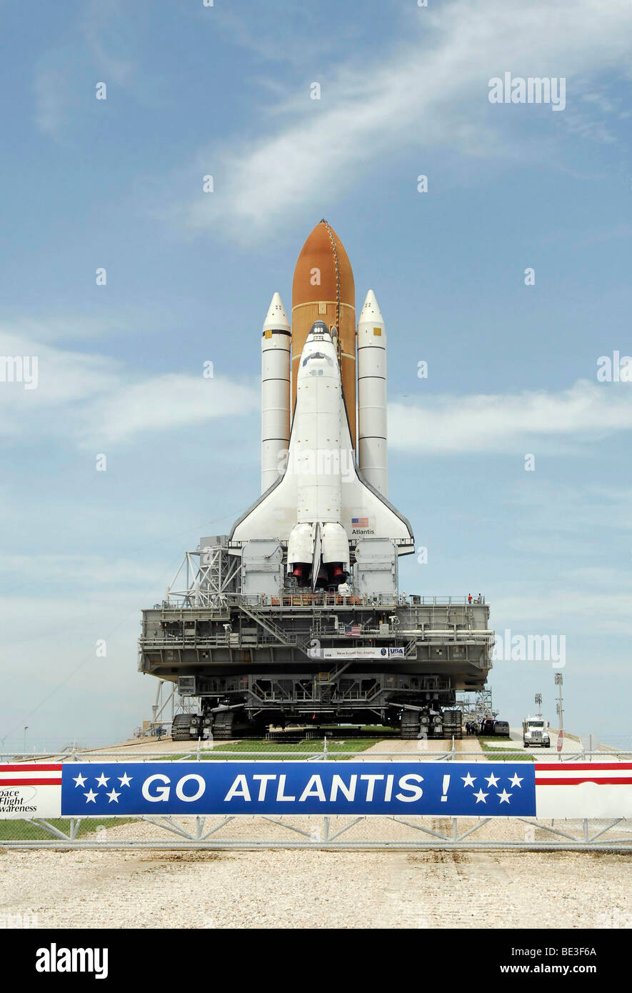 La navette spatiale Atlantis s'approche du haut de lancement 39A au Centre spatial Kennedy. Banque D'Images