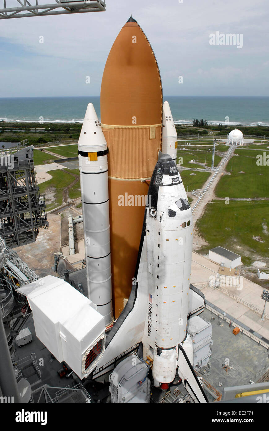 La navette spatiale Atlantis est situé en haut du site de lancement 39A au Centre spatial Kennedy. Banque D'Images