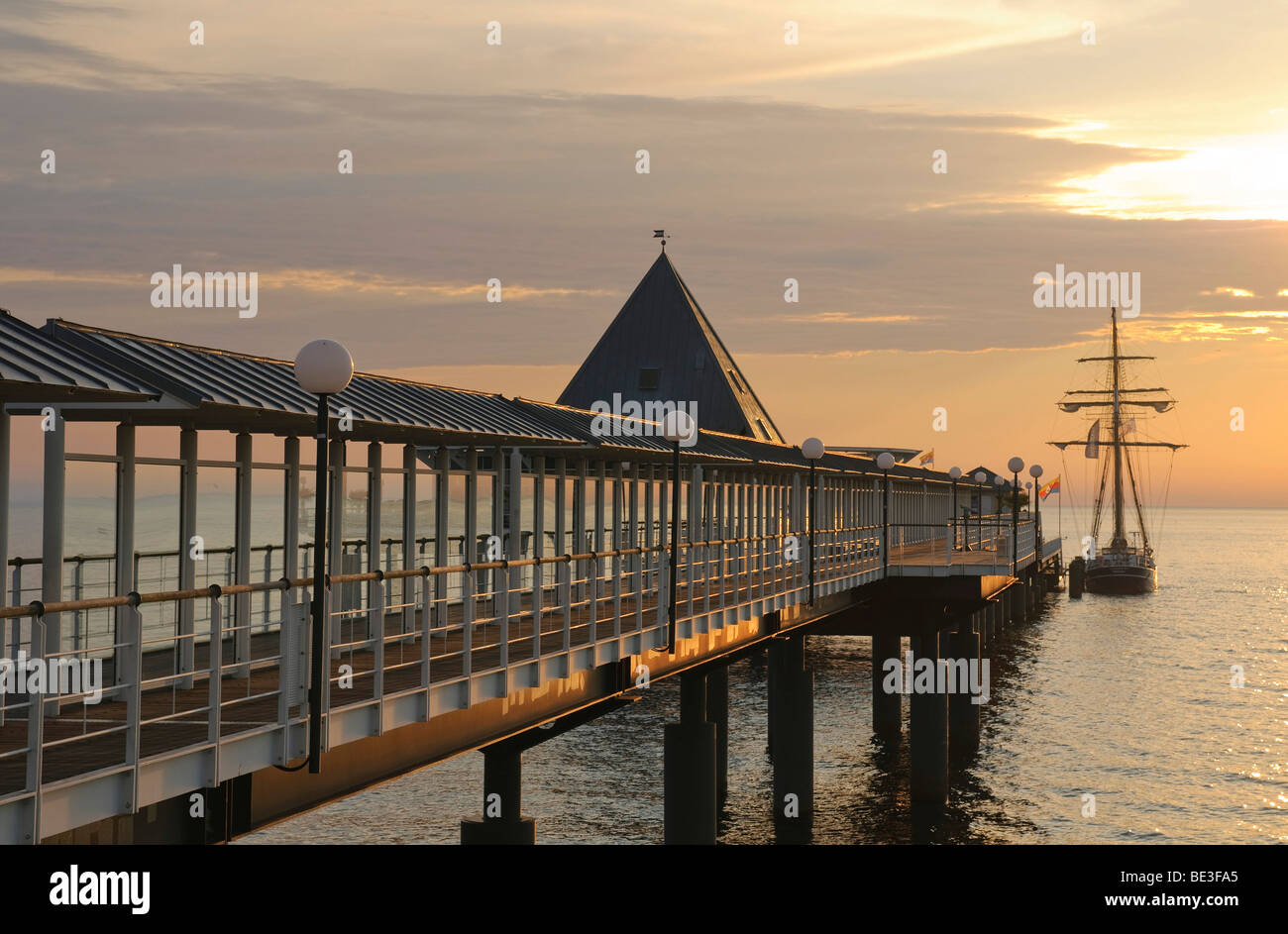 Pier dans la station balnéaire de Heringsdorf, au lever du soleil, l'île d'Usedom, Mecklembourg-Poméranie-Occidentale, Allemagne, Europe Banque D'Images