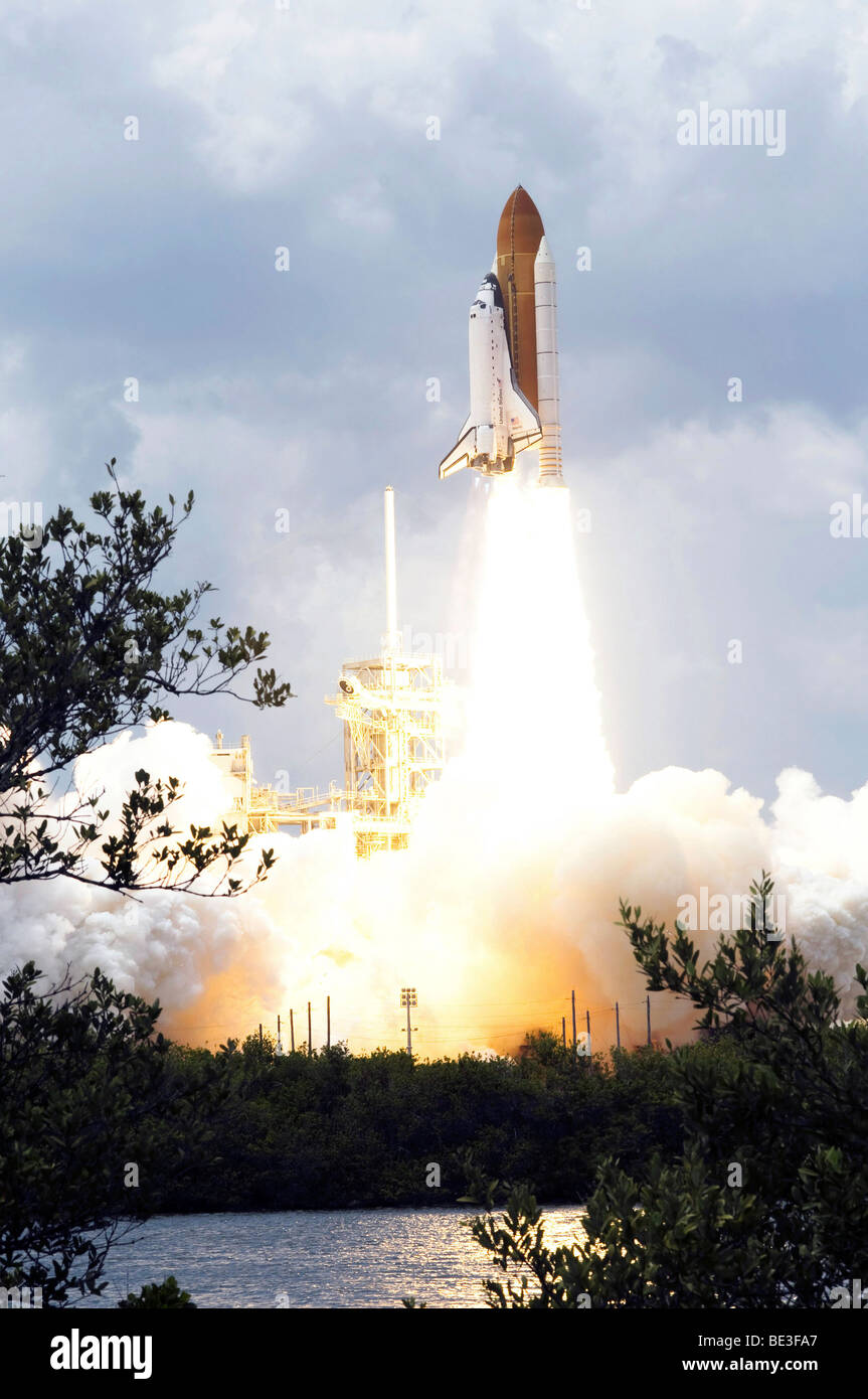 La navette spatiale Atlantis décollera à partir de sa plateforme de lancement vers l'orbite de la Terre. Banque D'Images