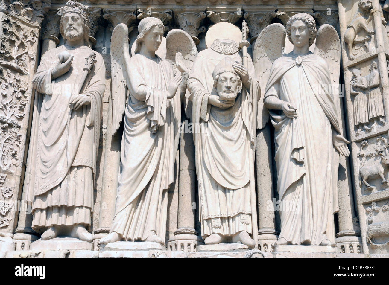 Saint statues, détail de l'entrée du portail de la cathédrale gothique Notre-Dame de Paris, Paris, France, Europe Banque D'Images