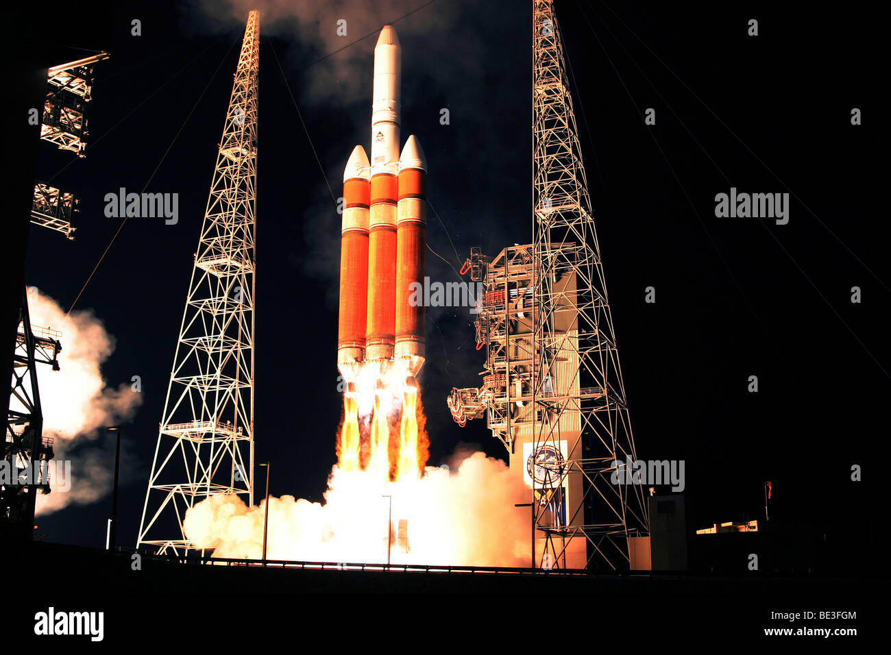 Une fusée Delta IV Heavy se soulève. Banque D'Images