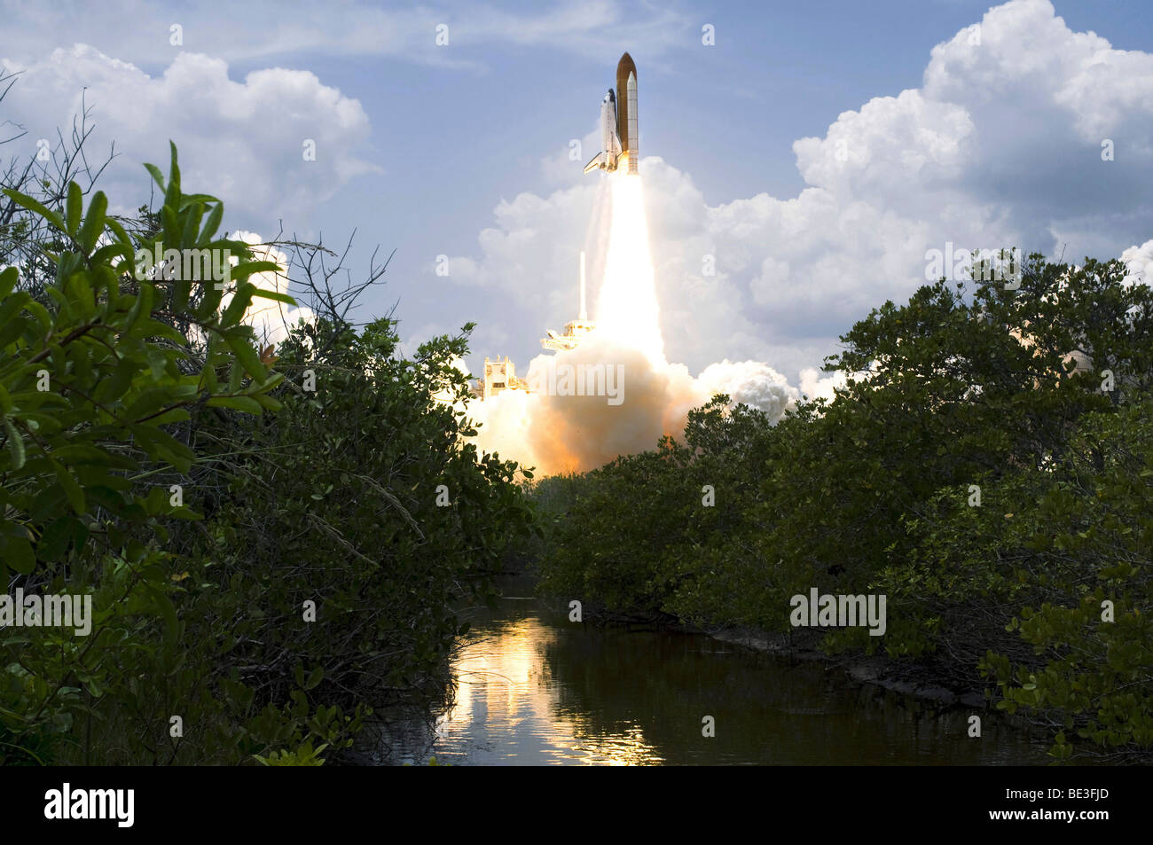 La navette spatiale Atlantis décollera à partir de sa plateforme de lancement vers l'orbite de la Terre. Banque D'Images
