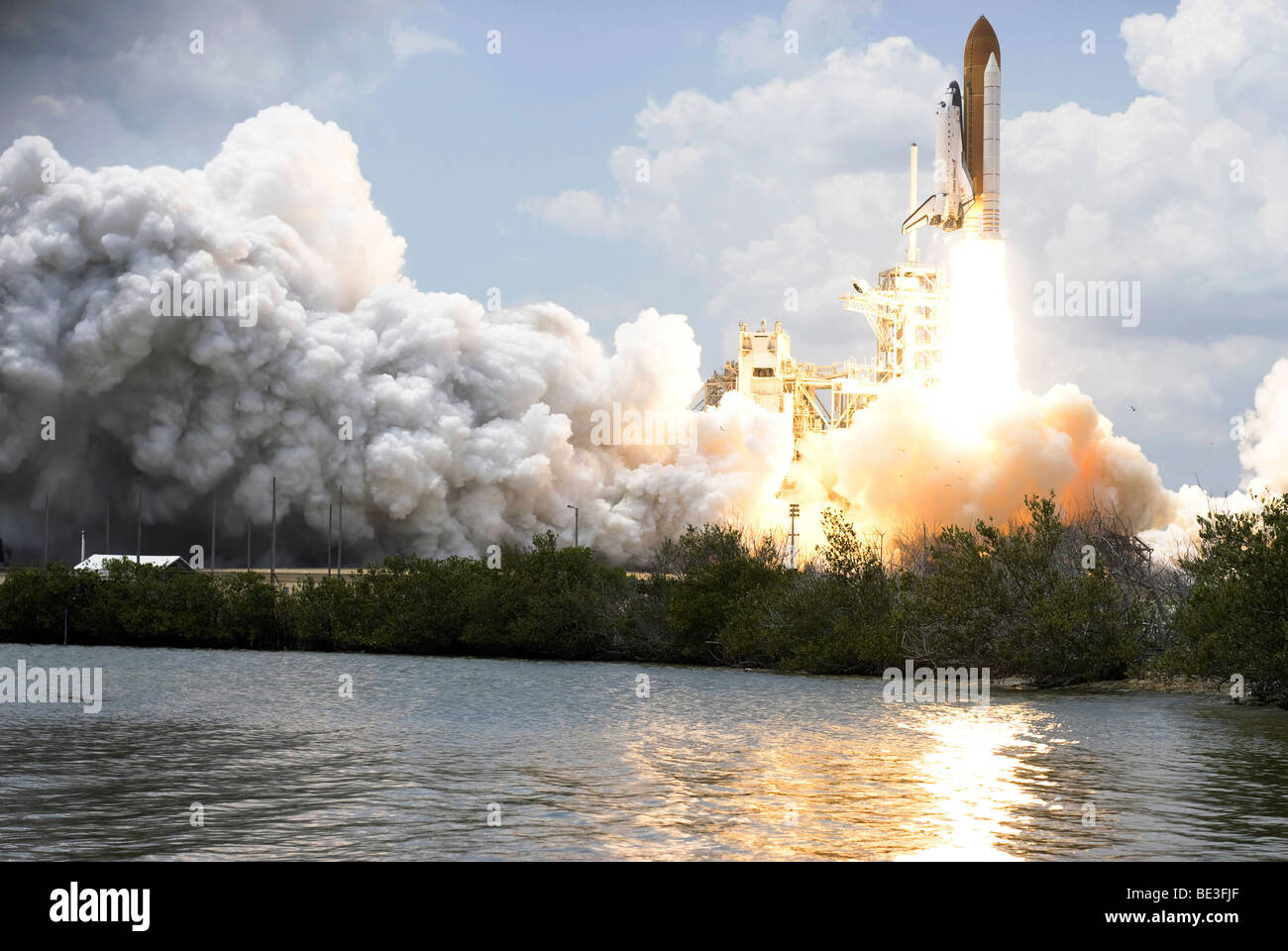 La navette spatiale Atlantis décollera à partir de sa plateforme de lancement vers l'orbite de la Terre. Banque D'Images
