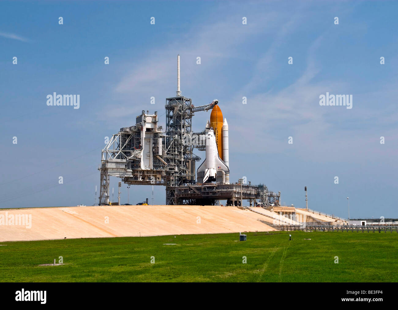La navette spatiale Endeavour sur le pas de tir au Centre spatial Kennedy, en Floride. Banque D'Images