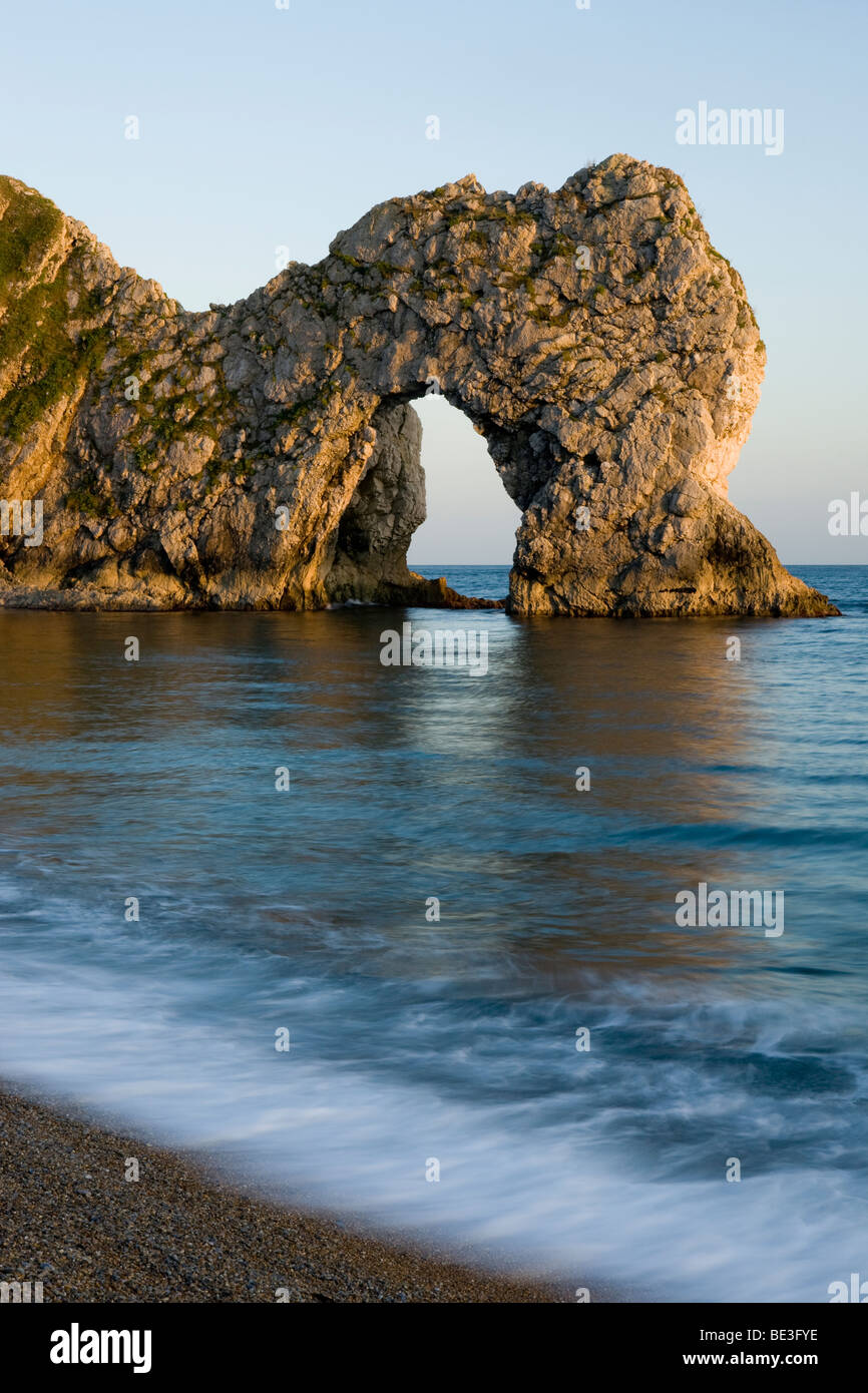 Durdle Door est un passage de calcaire naturel sur la côte jurassique du Dorset Banque D'Images