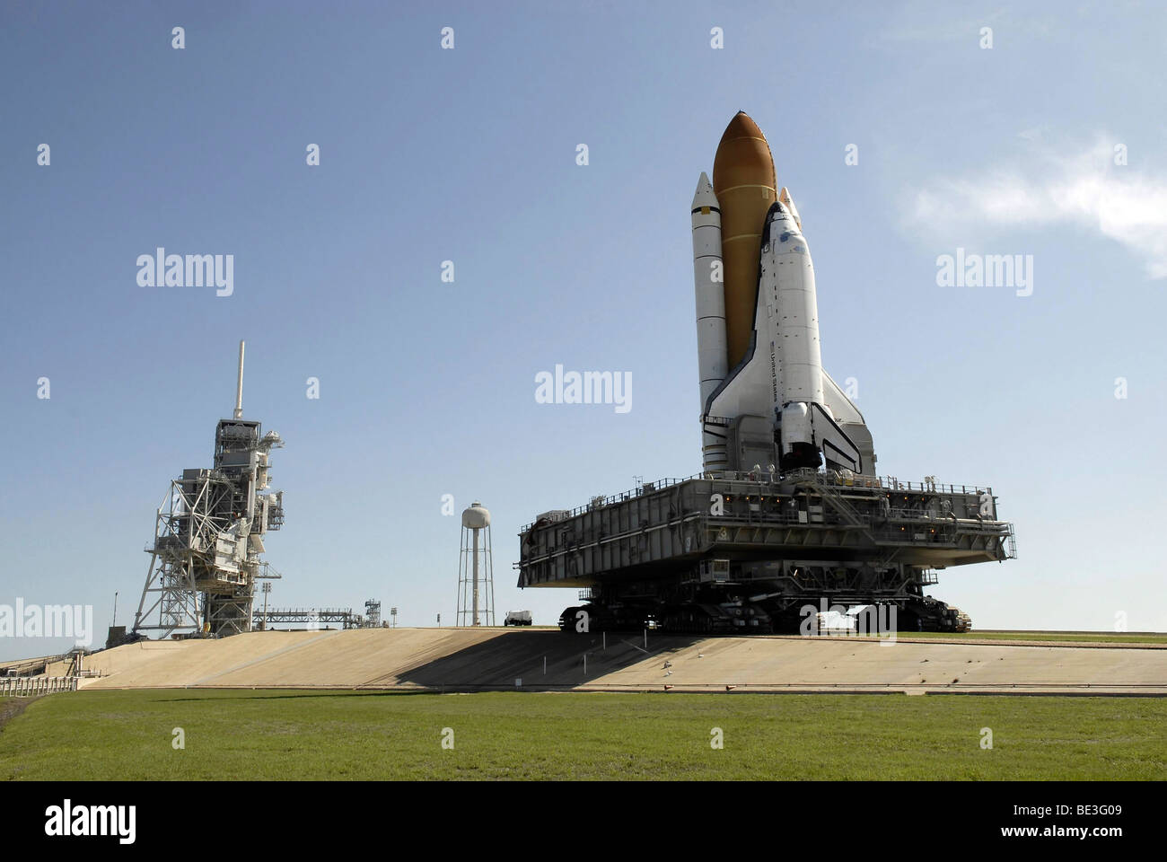 La navette spatiale Endeavour s'approche de la plateforme de lancement au Centre spatial Kennedy. Banque D'Images
