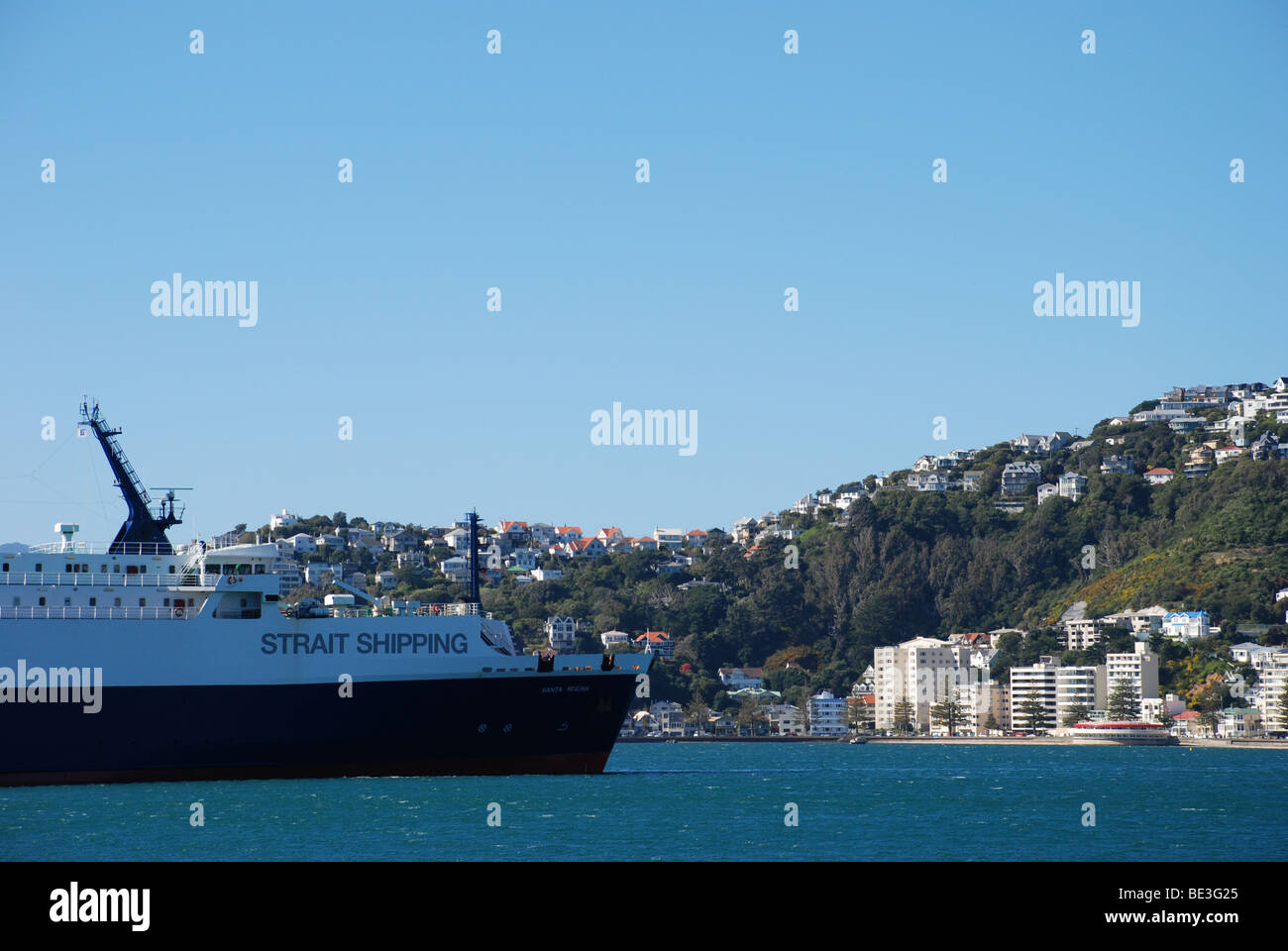 Bateau dans le port de Wellington Oriental Bay, avec en arrière-plan. Banque D'Images