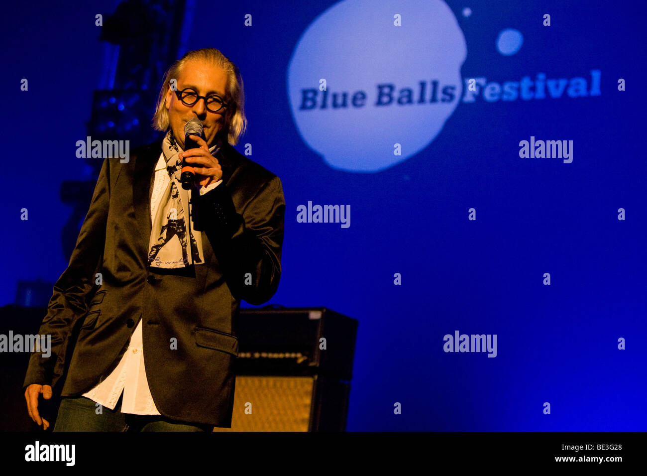 Urs Leierer, directeur de l'Blue Balls Festival, faire une annonce au KKL de Lucerne, Suisse, Banque D'Images