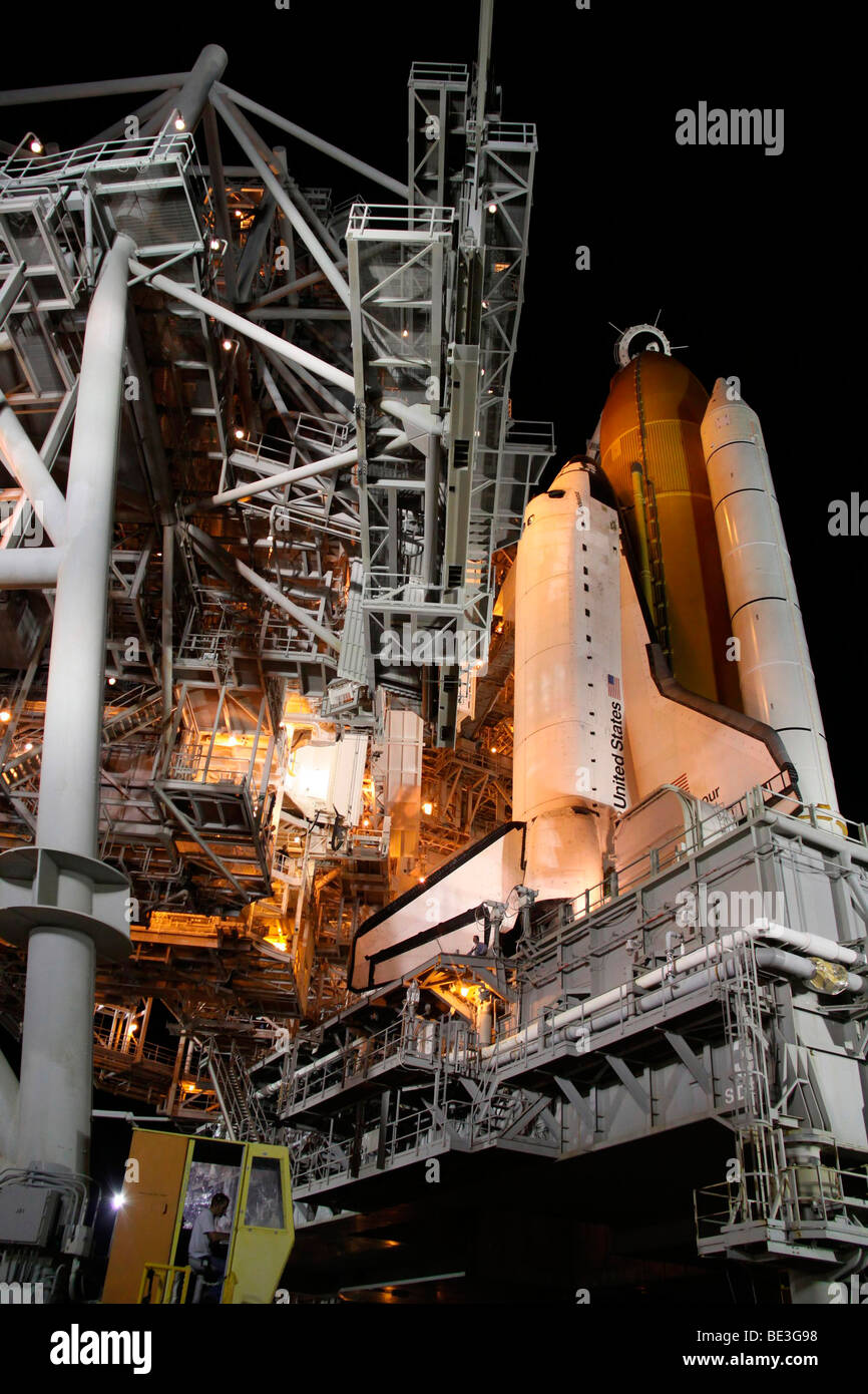 La navette spatiale Endeavour sur le pas de tir au Centre spatial Kennedy, en Floride. Banque D'Images