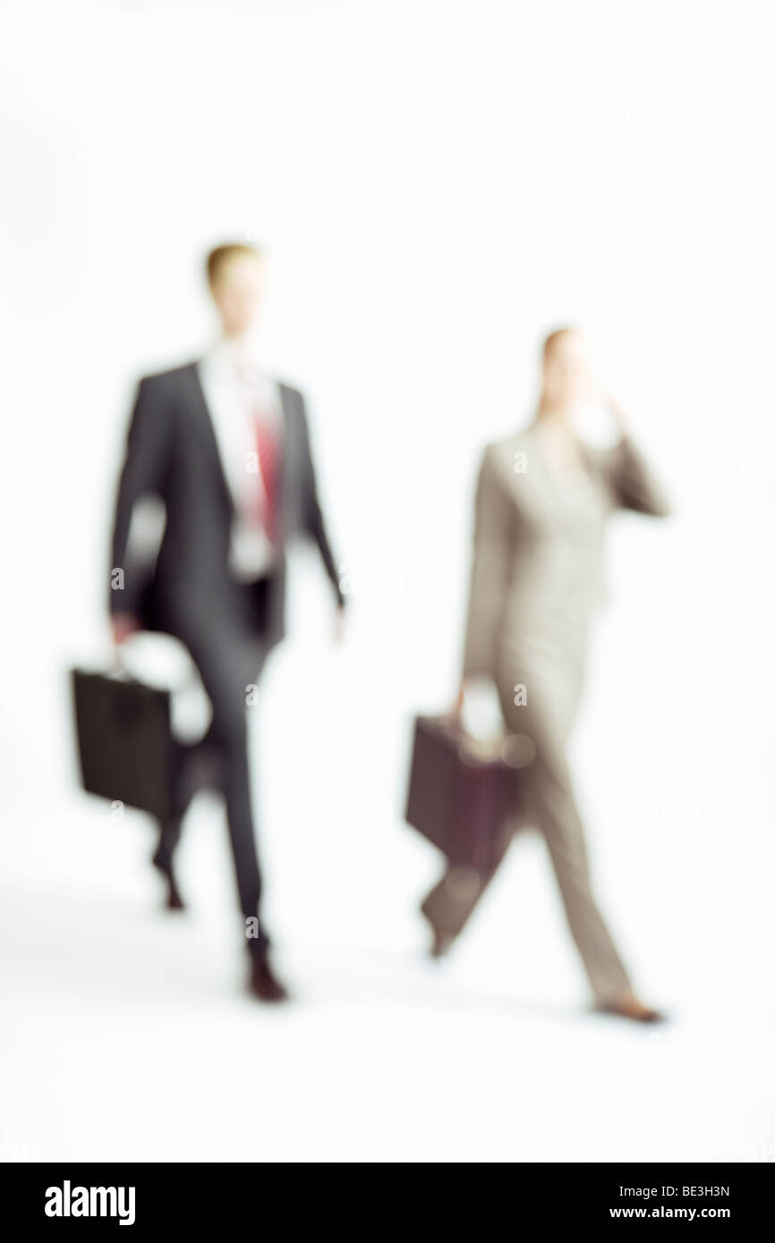Business people walking, out of focus Banque D'Images