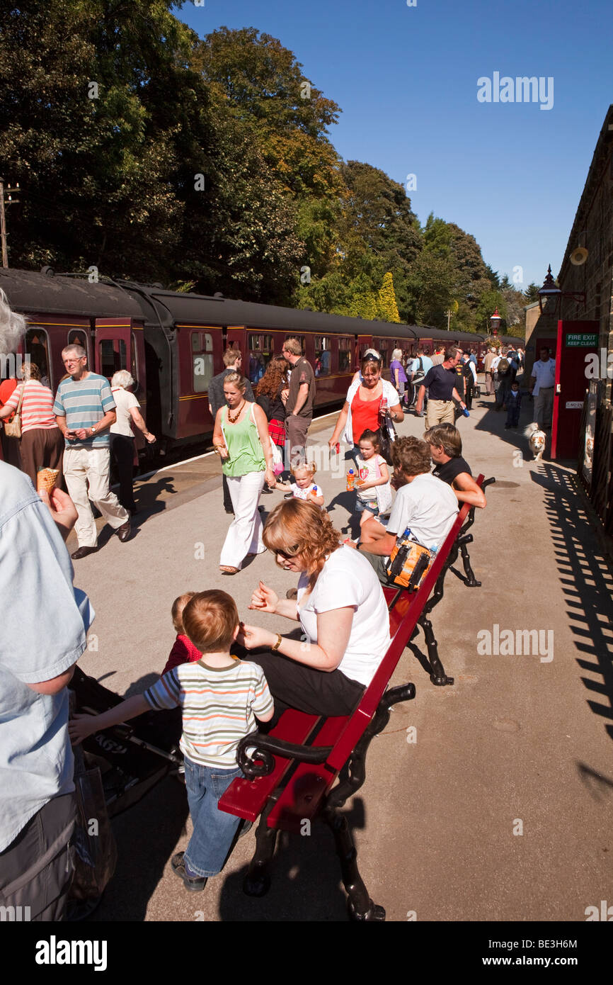 Royaume-uni, Angleterre, dans le Yorkshire, Keighley et Worth Valley Steam Railway, les passagers sur la plate-forme Oxenhope Banque D'Images